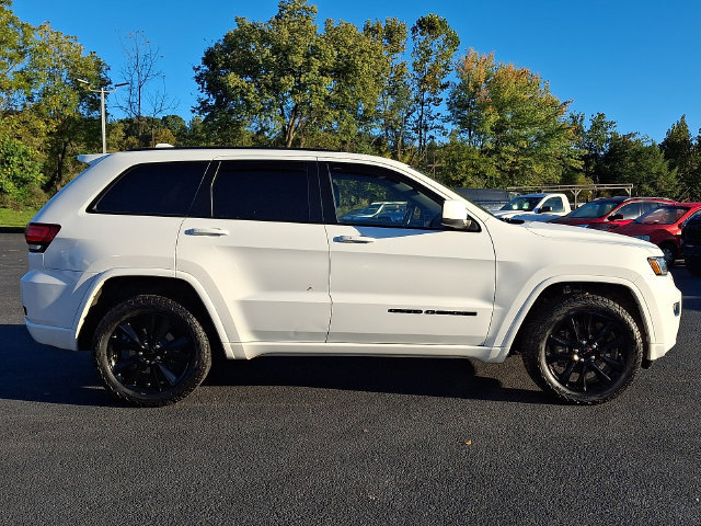 Used 2020 Jeep Grand Cherokee Altitude AWD/4WD image 10