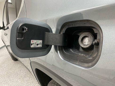 Used 2021 Chevrolet Traverse LS image 27