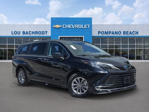 Used 2024 Toyota Sienna XLE FWD image 1