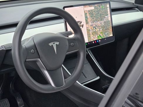 Used 2021 Tesla Model Y Long Range image 24