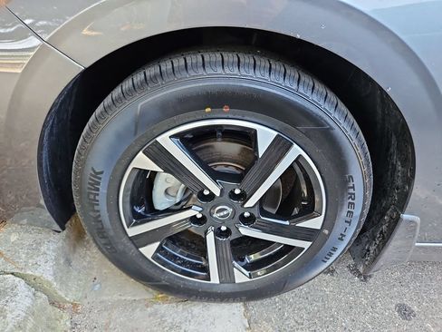 Used 2024 Nissan Sentra SV w/ Lighting Package FWD image 30