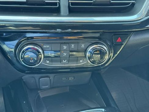 Certified 2024 Chevrolet Trax RS w/ Sunroof Package FWD image 20