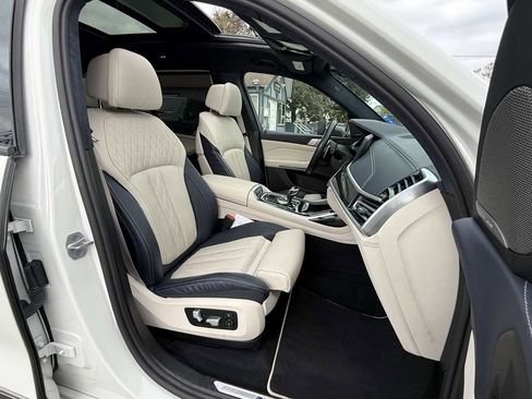 Used 2021 BMW X7 M50i image 11