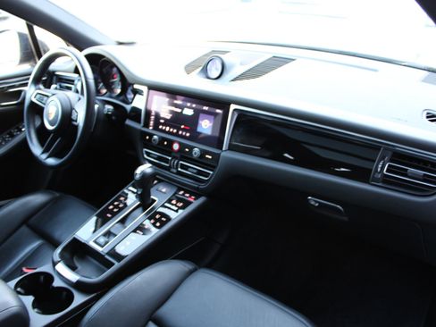 Certified 2024 Porsche Macan image 27