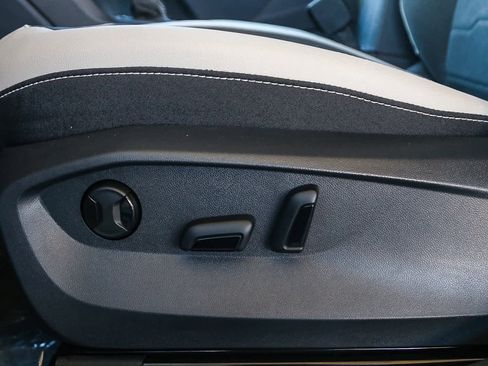 New 2025 Volkswagen Taos SE w/ Panoramic Sunroof Package FWD image 19