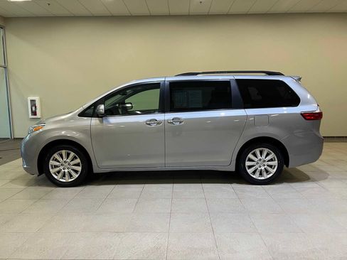 Used 2017 Toyota Sienna Limited Premium image 3