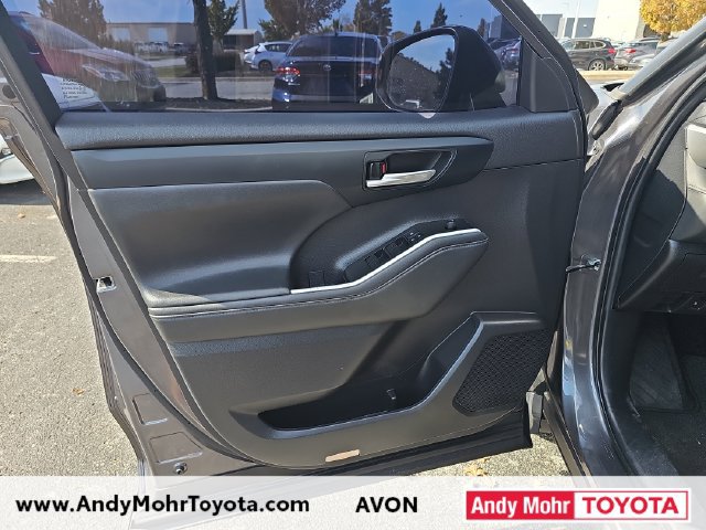Used 2022 Toyota Highlander XLE AWD/4WD image 11