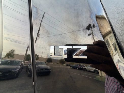 Used 2011 Chevrolet Avalanche LTZ image 72