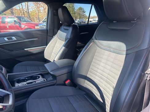 Used 2025 Ford Explorer ST-Line image 18