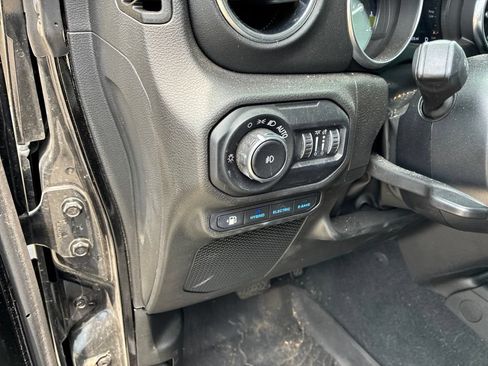 Used 2022 Jeep Wrangler Unlimited Sahara w/ Cold Weather Group AWD/4WD image 22