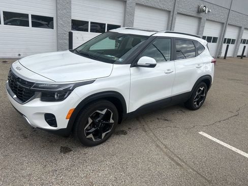 Used 2024 Kia Seltos EX image 3