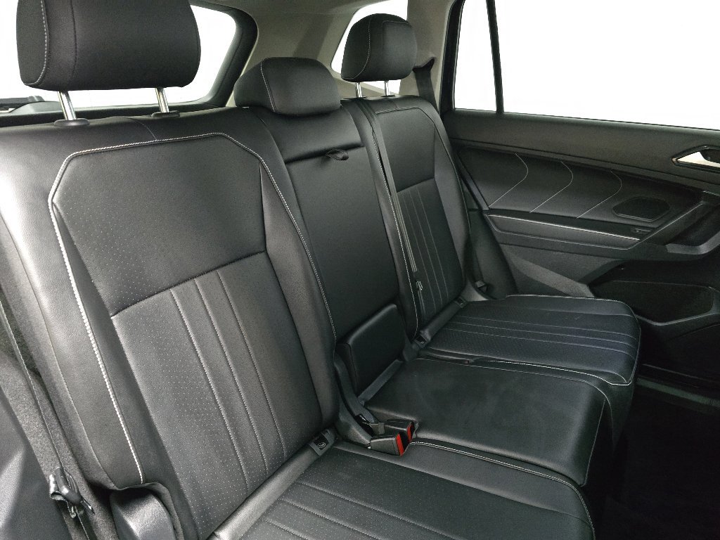 Used 2022 Volkswagen Tiguan SE w/ Panoramic Sunroof Package AWD/4WD image 17