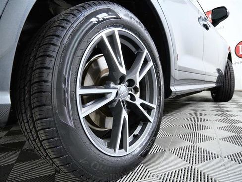 Used 2020 Audi Q5 e Prestige w/ Prestige Package image 9