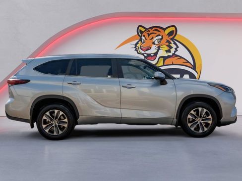 Used 2025 Toyota Highlander XLE image 4