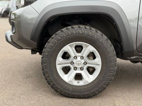 Used 2019 Toyota Tacoma TRD Off-Road w/ Technology Package AWD/4WD image 9