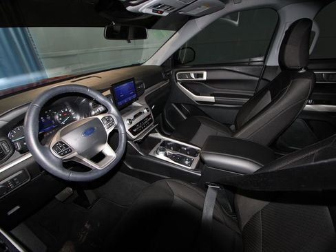 Used 2022 Ford Explorer XLT image 2