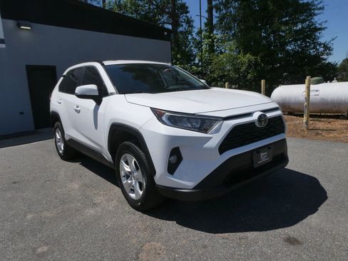 Used 2021 Toyota RAV4 XLE AWD/4WD image 3