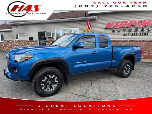 Used 2017 Toyota Tacoma TRD Off-Road w/ Premium & Technology Package AWD/4WD image 2