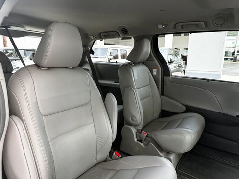 Used 2019 Toyota Sienna XLE w/ XLE Navigation Package AWD/4WD image 30