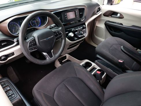 Used 2017 Chrysler Pacifica LX image 6