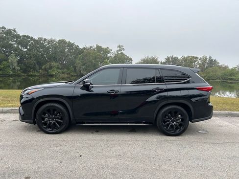 Used 2022 Toyota Highlander XLE image 2