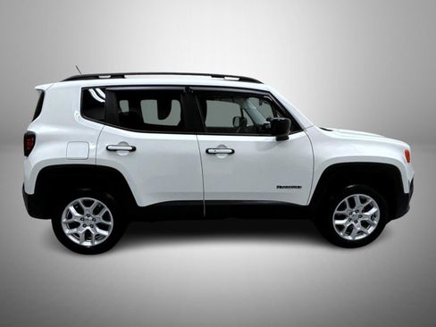 Used 2017 Jeep Renegade Latitude w/ Popular Equipment Group AWD/4WD image 4