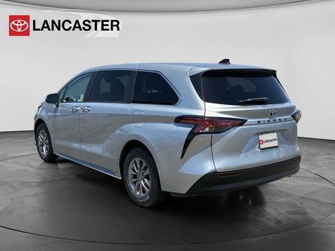 Certified 2022 Toyota Sienna XLE FWD image 5