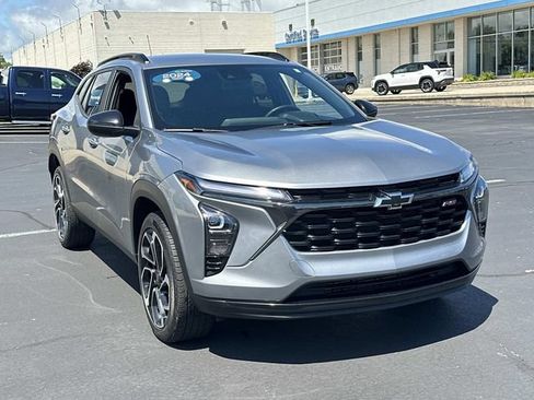 Used 2024 Chevrolet Trax RS w/ Driver Confidence Package FWD image 2