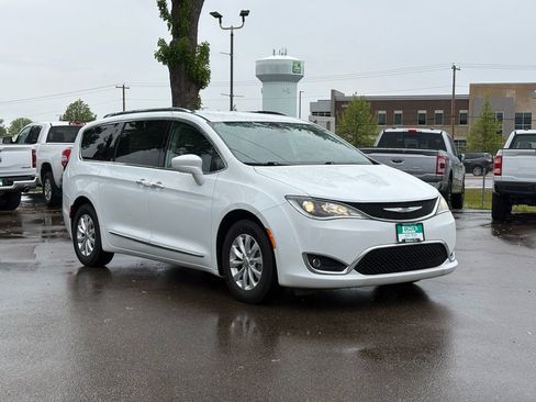 Used 2019 Chrysler Pacifica Touring-L FWD image 2
