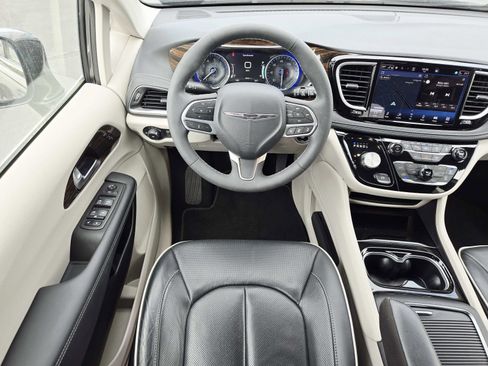 Used 2023 Chrysler Pacifica Limited FWD image 12