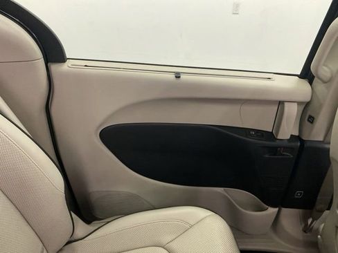 Used 2021 Chrysler Pacifica Limited w/ Uconnect Theater Family Group image 26