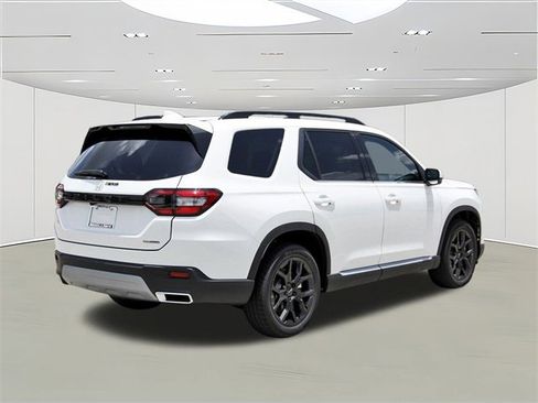 New 2025 Honda Pilot Touring image 3