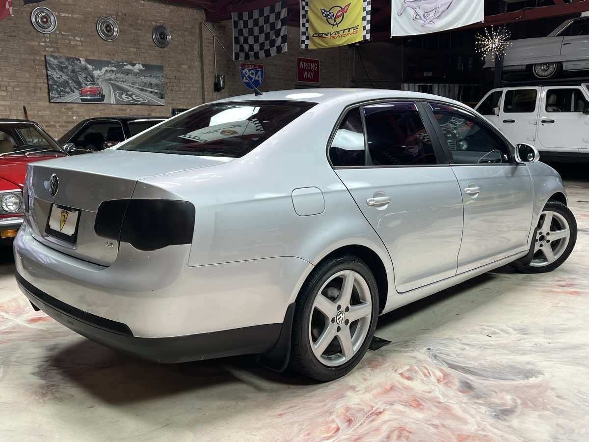 Used 2010 Volkswagen Jetta Limited Edition FWD image 2