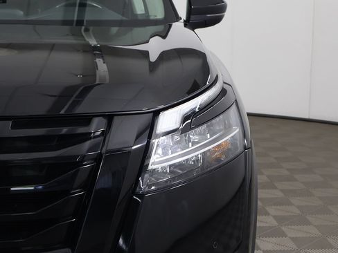 Used 2023 Nissan Pathfinder SL w/ Black Appearance Package AWD/4WD image 16