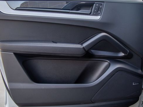 Certified 2026 Porsche Cayenne AWD/4WD image 8