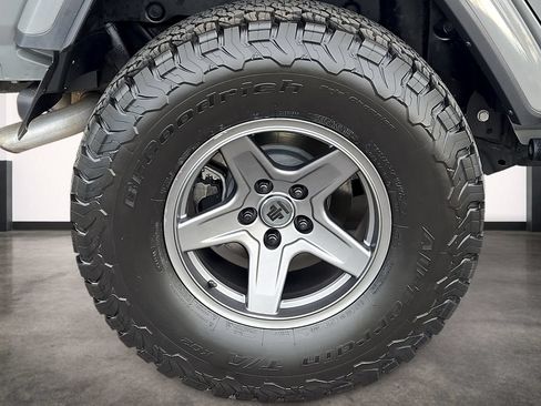 Used 2019 Jeep Wrangler Unlimited Sahara AWD/4WD image 7