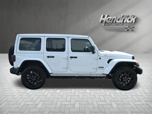 Used 2025 Jeep Wrangler Unlimited Sahara w/ Safety Group AWD/4WD image 10
