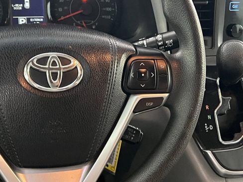Used 2017 Toyota Sienna L image 22
