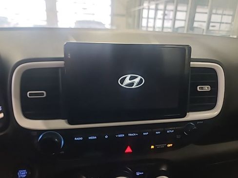 Used 2022 Hyundai Venue Limited image 6