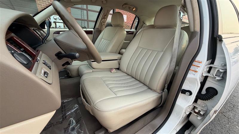 Used 2003 Lincoln Town Car Executive RWD image 26