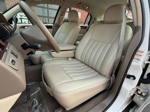 Used 2003 Lincoln Town Car Executive RWD image 26
