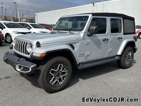 Certified 2024 Jeep Wrangler Sahara w/ Technology Group image 8