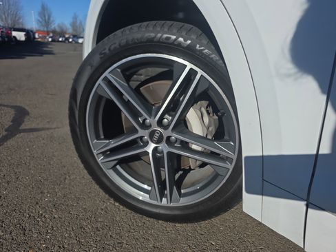 Used 2023 Audi Q5 e Premium Plus w/ Premium Plus Package image 13