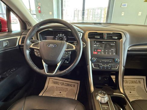 Used 2017 Ford Fusion SE w/ Fusion SE Technology Package FWD image 12