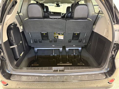 Used 2019 Toyota Sienna SE FWD image 23