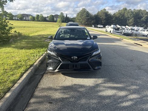 Used 2021 Toyota Camry SE FWD image 3