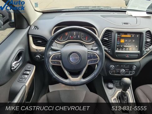 Used 2017 Jeep Cherokee Latitude w/ Cold Weather Group AWD/4WD image 12