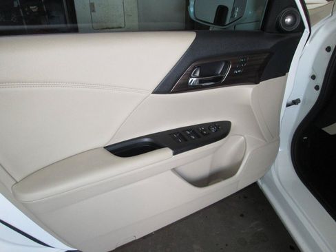 Used 2017 Honda Accord EX-L image 25