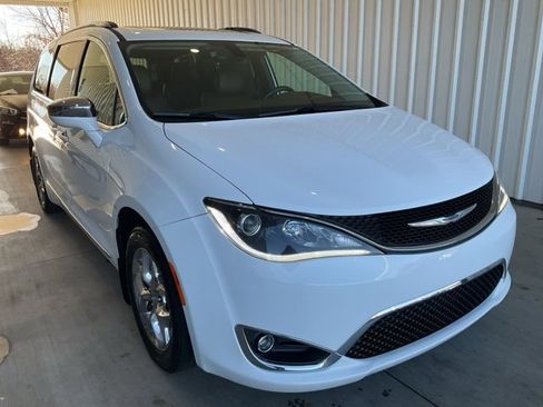 Used 2017 Chrysler Pacifica Limited image 28