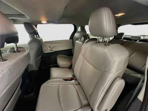 Used 2023 Toyota Sienna XLE FWD image 28